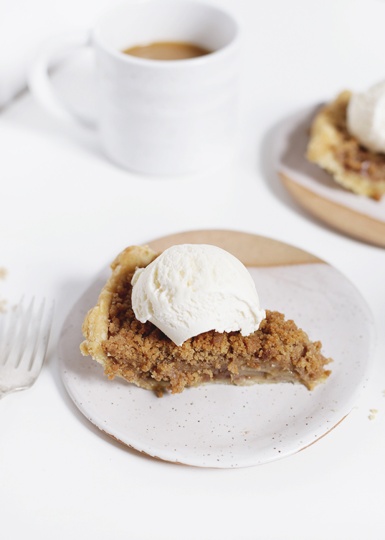 Apple Crumble Pie @themerrythought