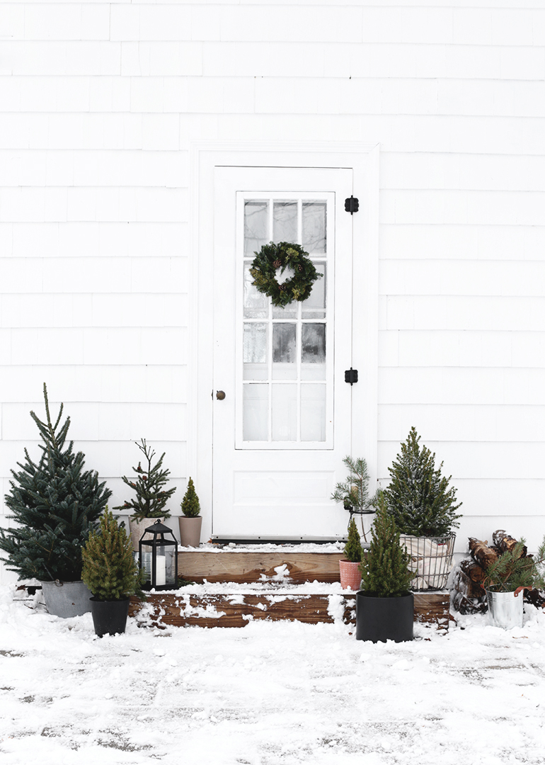 Minimal Outdoor Christmas Decor @themerrythought