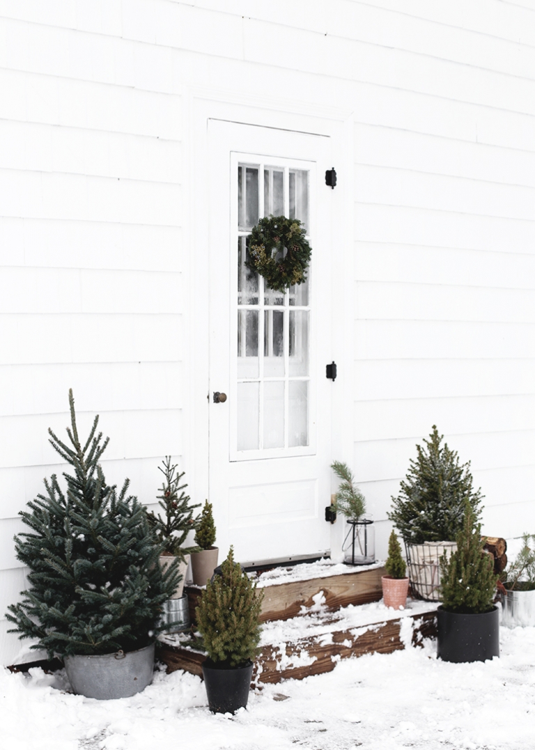 Simple Outdoor Christmas Decor - Minimal Christmas Decor