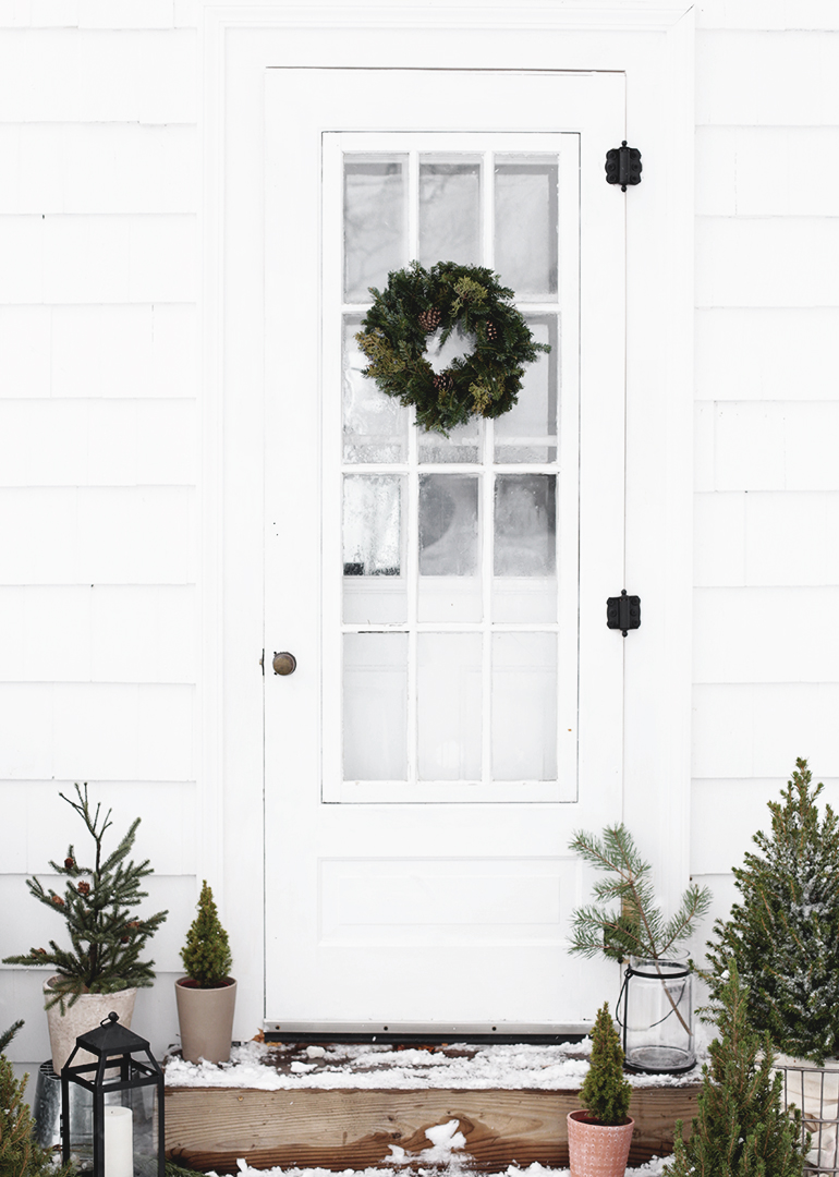 Minimal Outdoor Christmas Decor @themerrythought