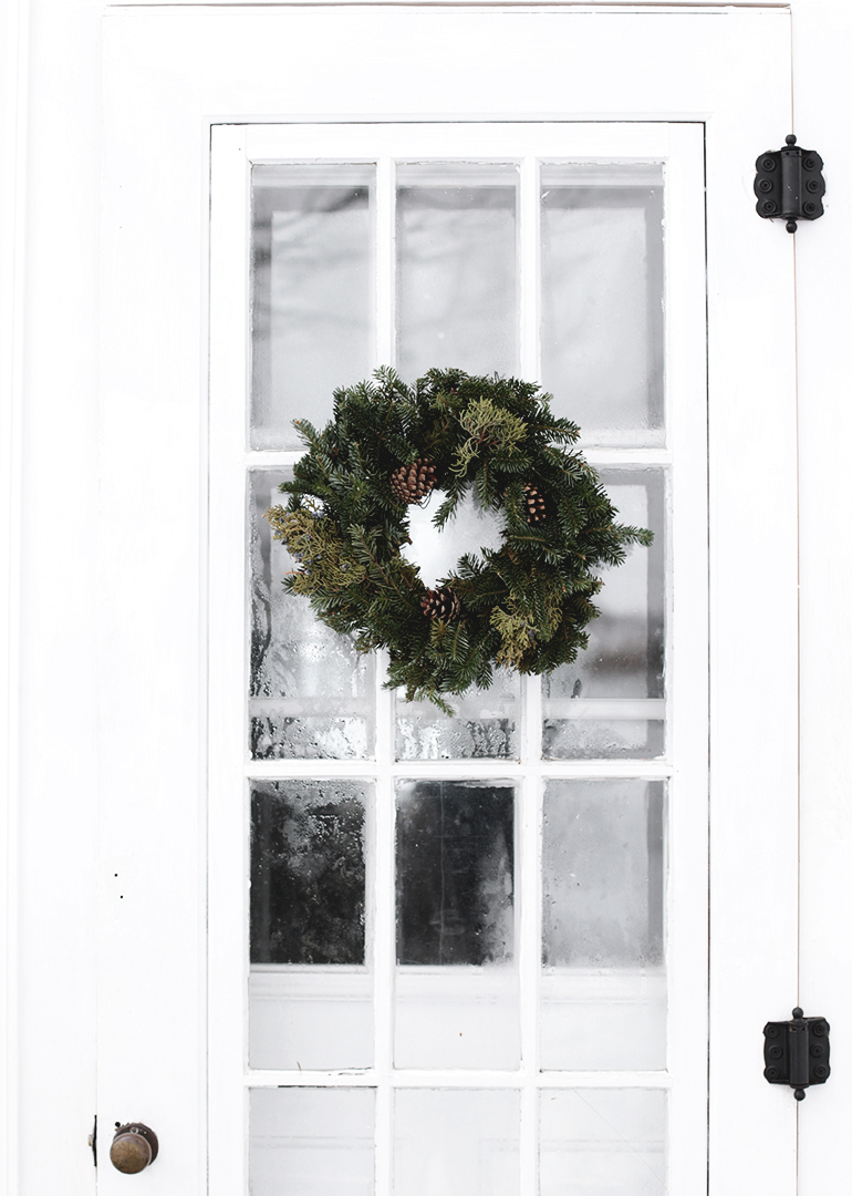 Minimal Outdoor Christmas Decor @themerrythought