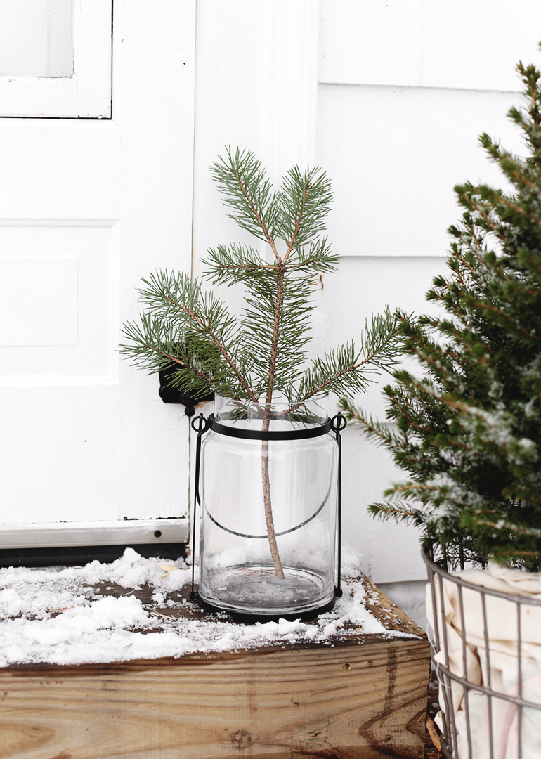 Minimal Outdoor Christmas Decor @themerrythought