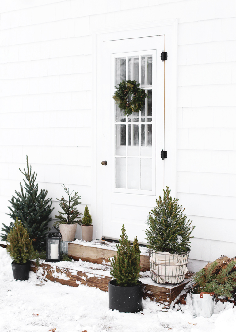 Minimal Outdoor Christmas Decor @themerrythought