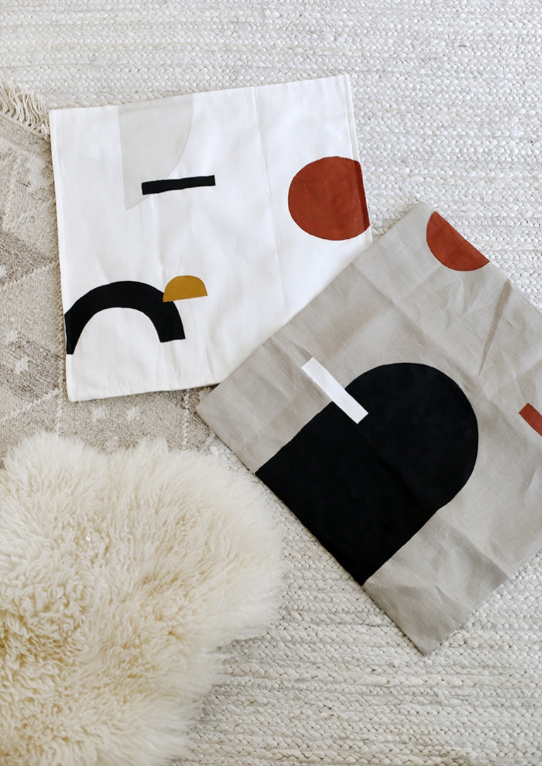 How To Make DIY Painted Pillows @themerrythought