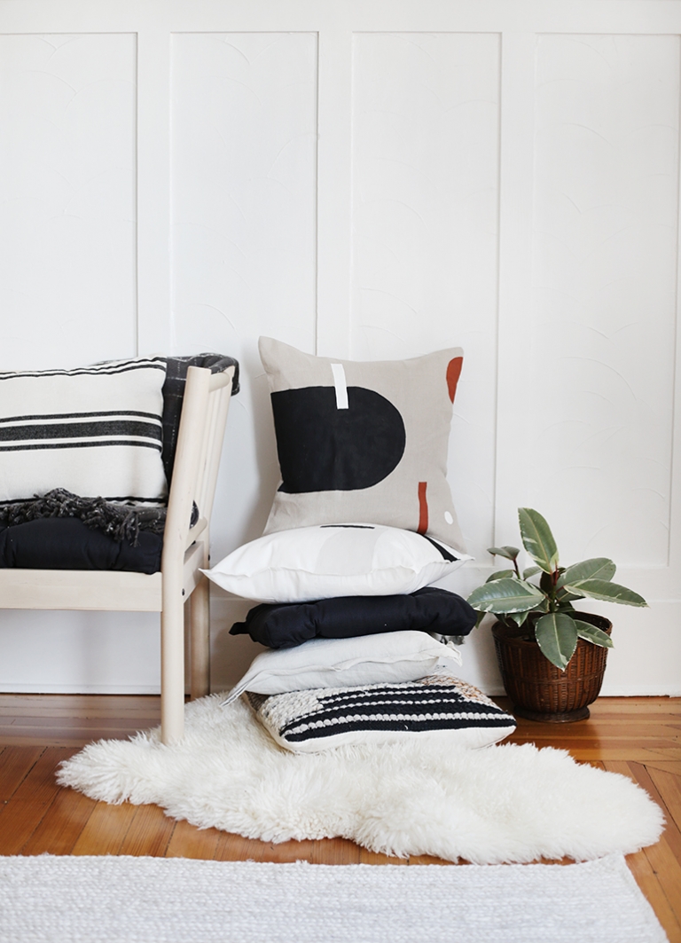 How To Make DIY Painted Pillows @themerrythought