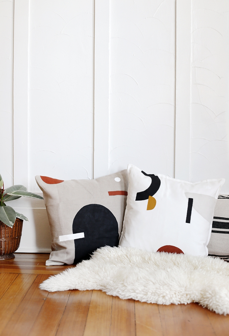 How To Make DIY Painted Pillows @themerrythought