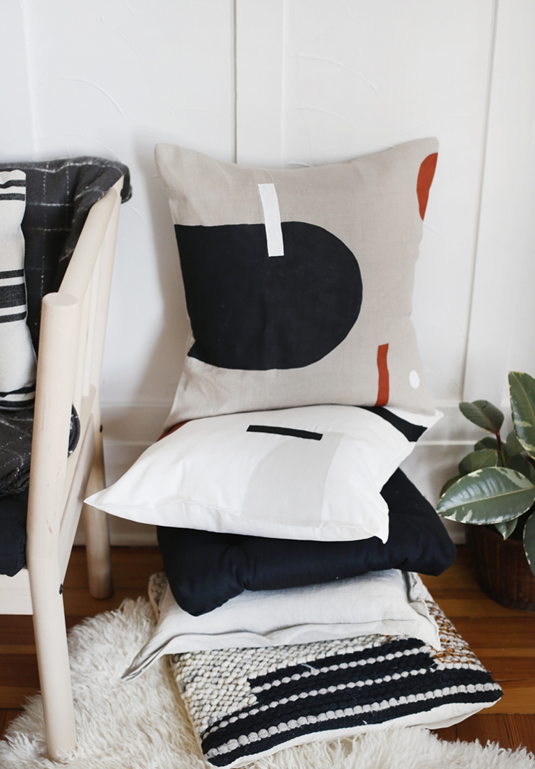 How To Make DIY Painted Pillows @themerrythought