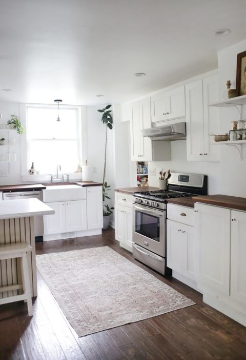 Create warmth in a white kitchen using cutting boards - Duke Manor