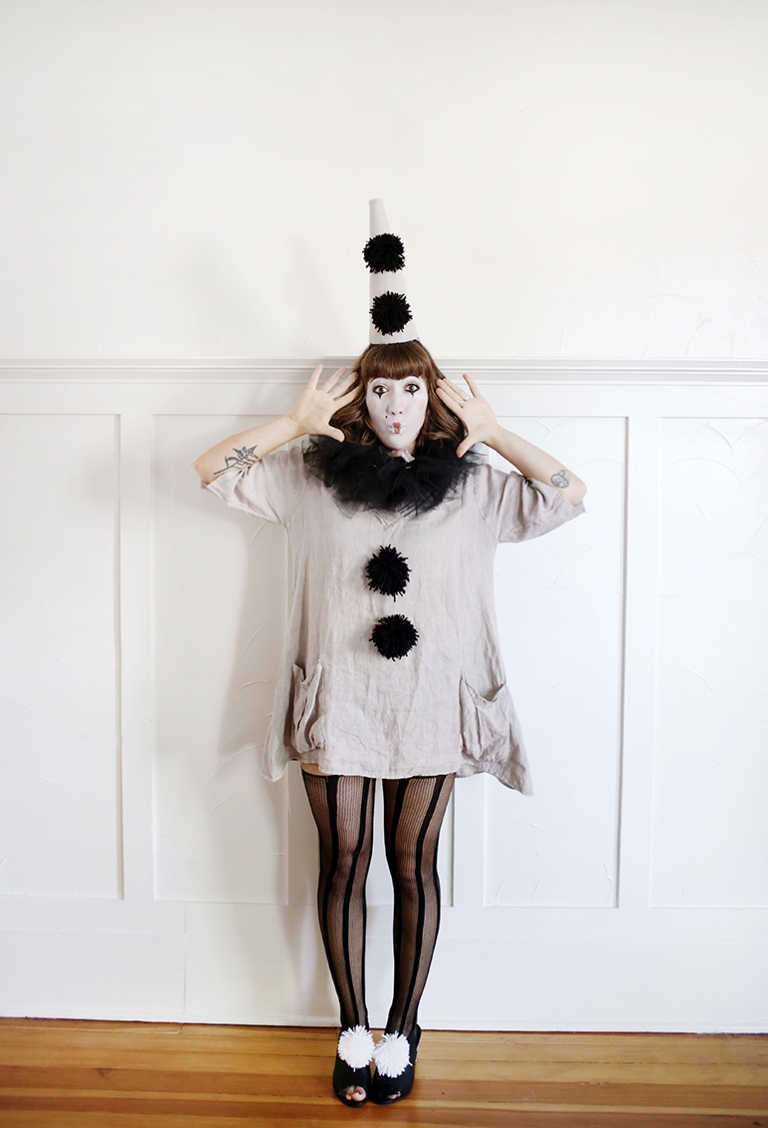 diy vintage clown costume        
        <figure class=