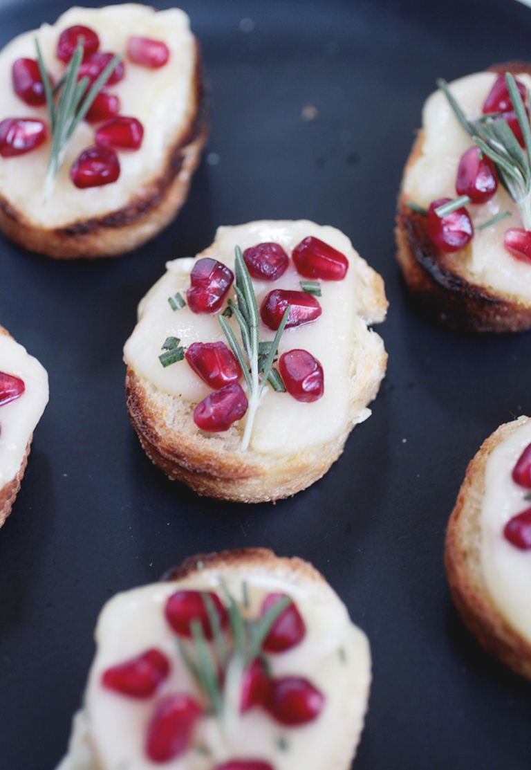 Pomegranate Brie Crostini @themerrythought
