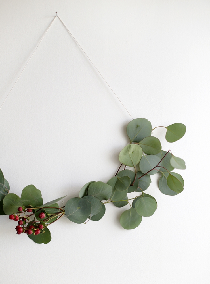 DIY Minimal Half Wreath @themerrythought