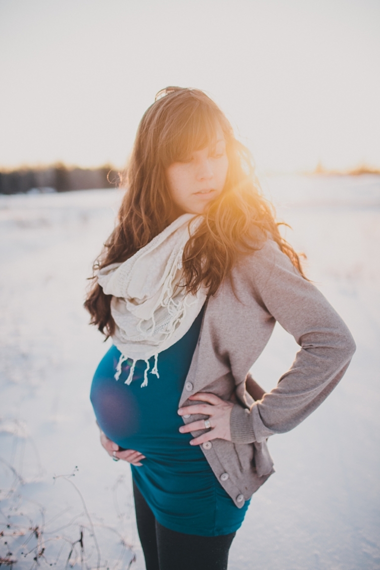 Winter Maternity Photos | @themerrythought