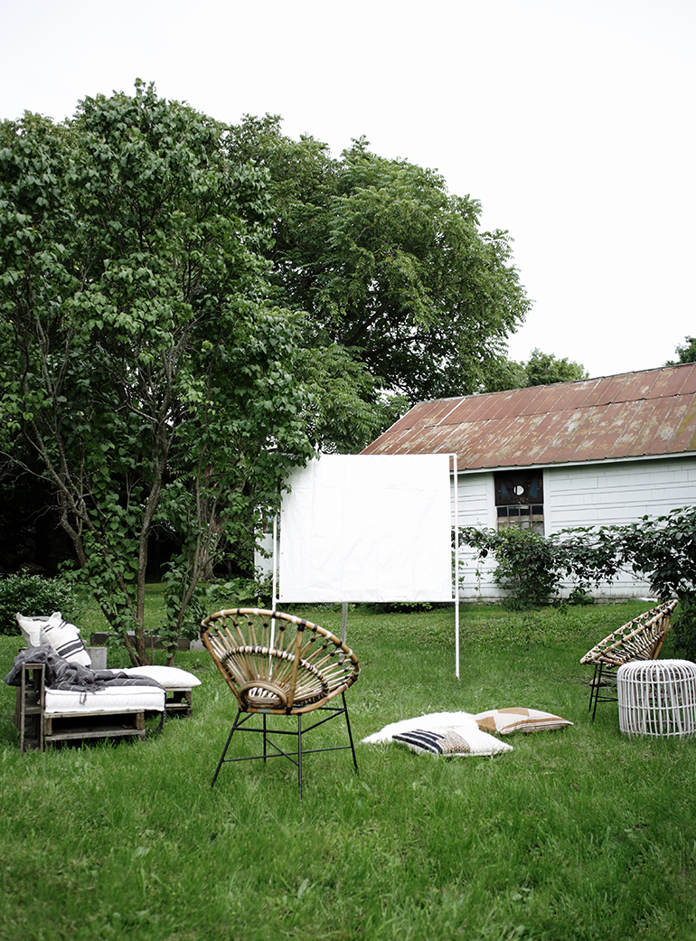 DIY Outdoor Movie Screen @themerrythought