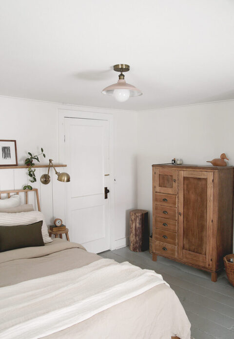 bedroom with reversion dresser and a suntan and contumely ceiling light