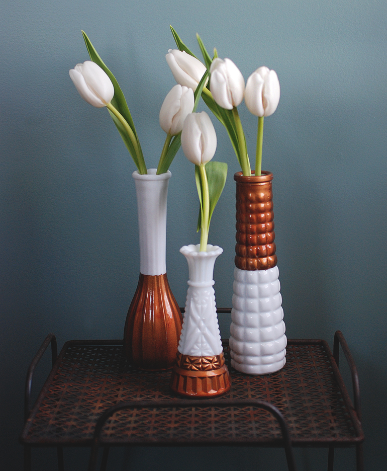Две новые вазы. Стильные вазы для цветов в интерьере. Вазочка для цветов своими руками. Вазочка для цветов своими руками из подручных материалов. Ваза из шланга.