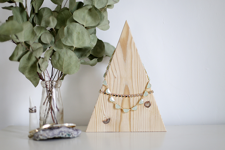 mountains & mode: DIY: Frame Necklace Holder