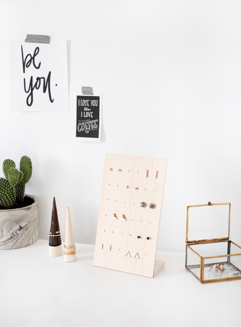 DIY Earring Stand @themerrythought