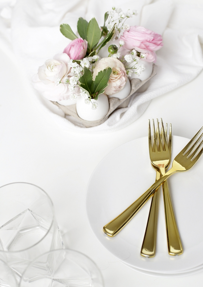 DIY Egg Vase Centerpiece @themerrythought