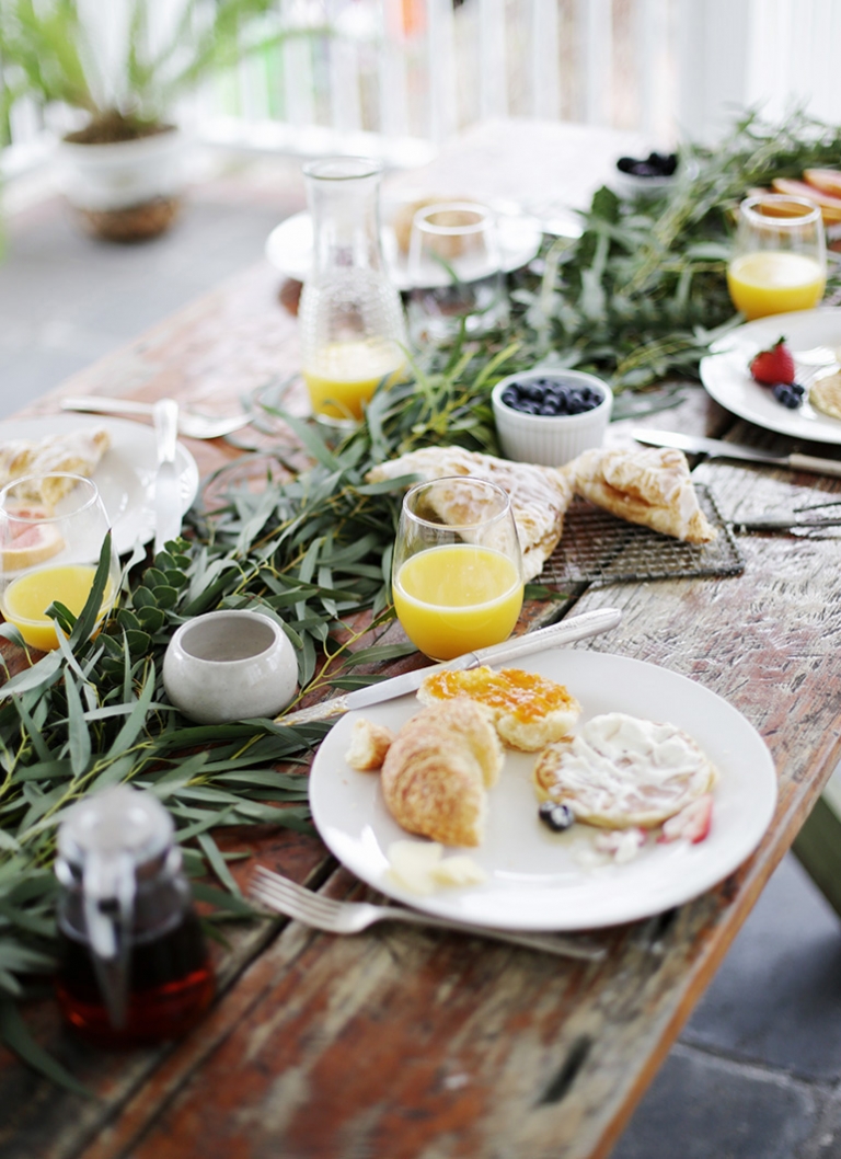 DIY Greenery Table Garland @themerrythought