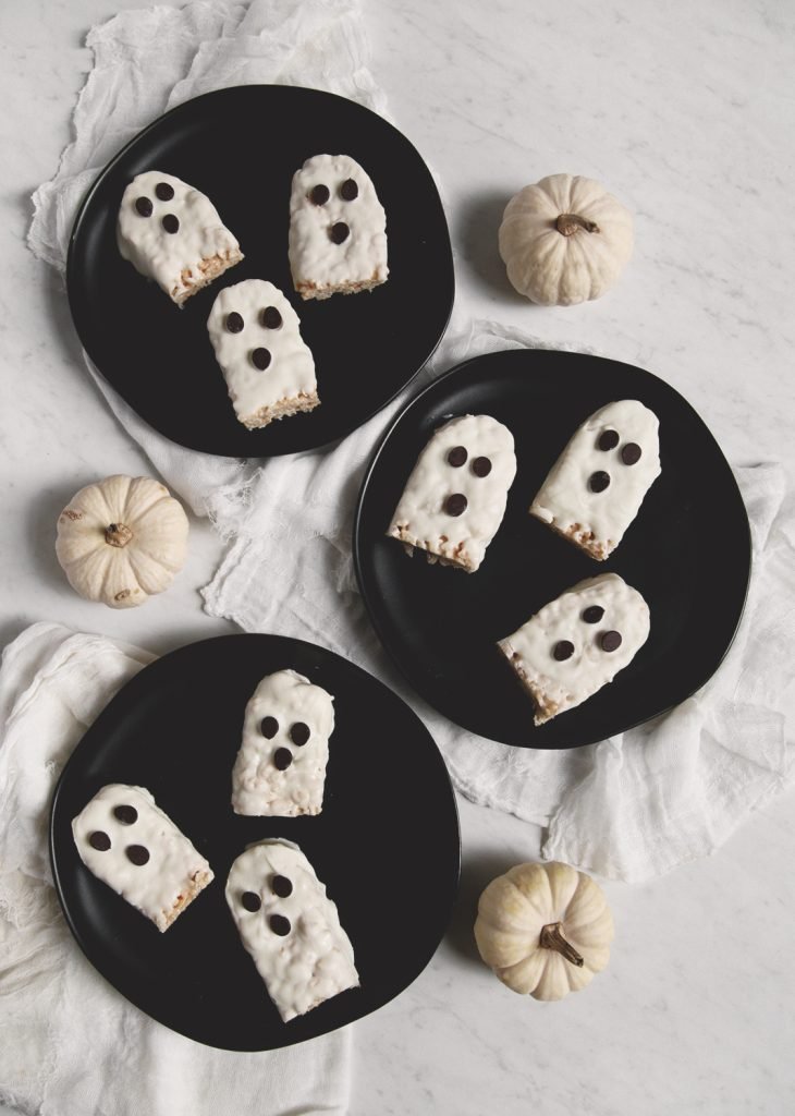 https://themerrythought.com/wp-content/uploads/HalloweenGhostRiceKrispieTreats1-730x1024.jpg