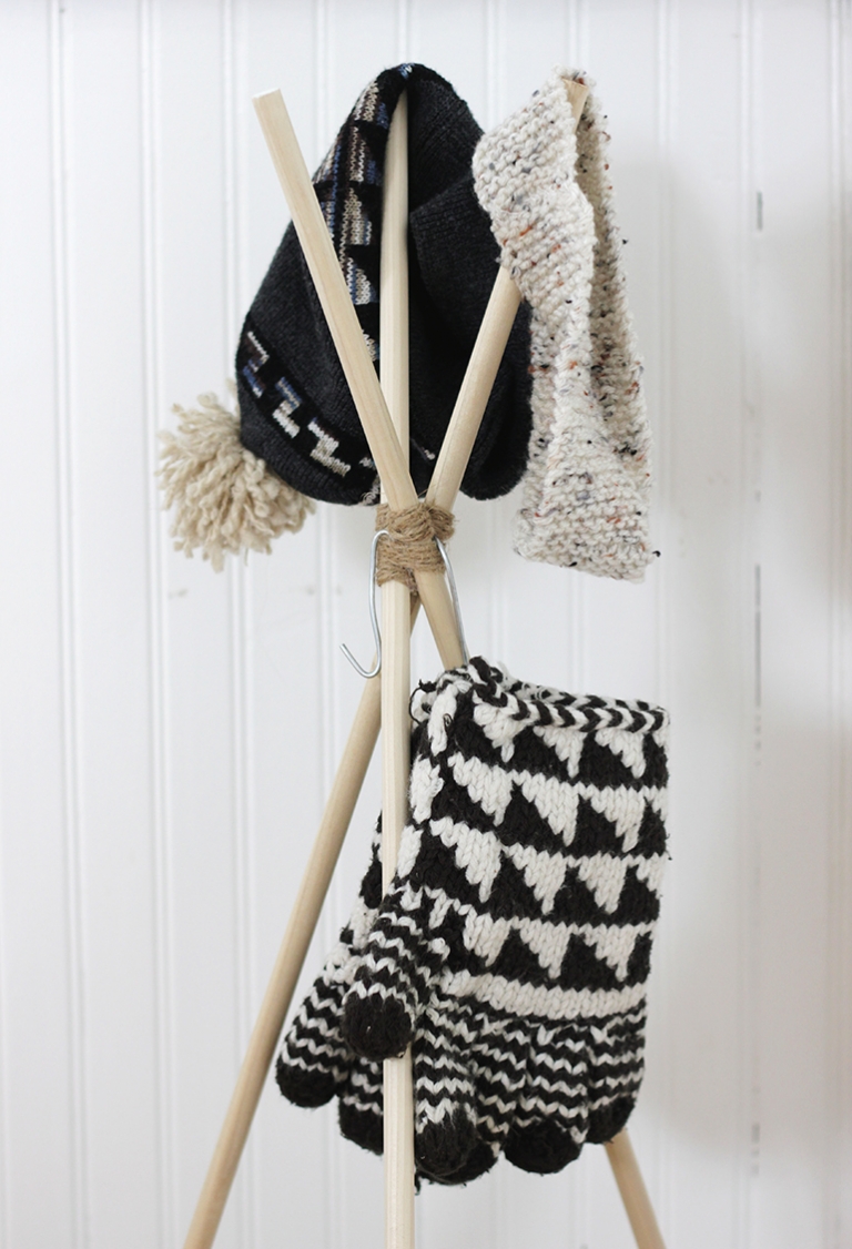 DIY Standing Hat Rack @themerrythought