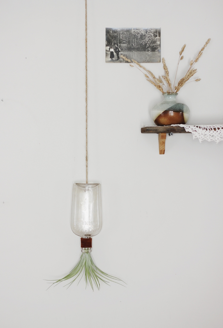 DIY Hanging Bottle Vase @themerrythought